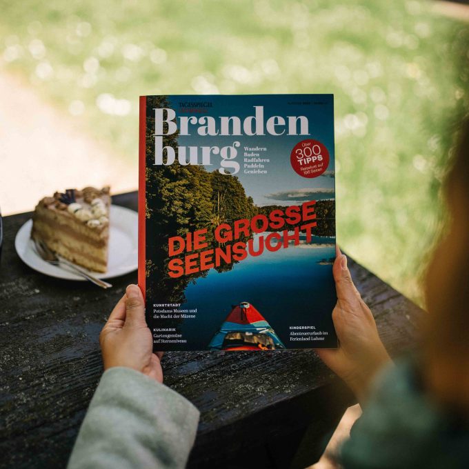 Magazin Tagesspiegel unterwegs Brandenburg in den Händen gehalten mit Blick auf den Titel