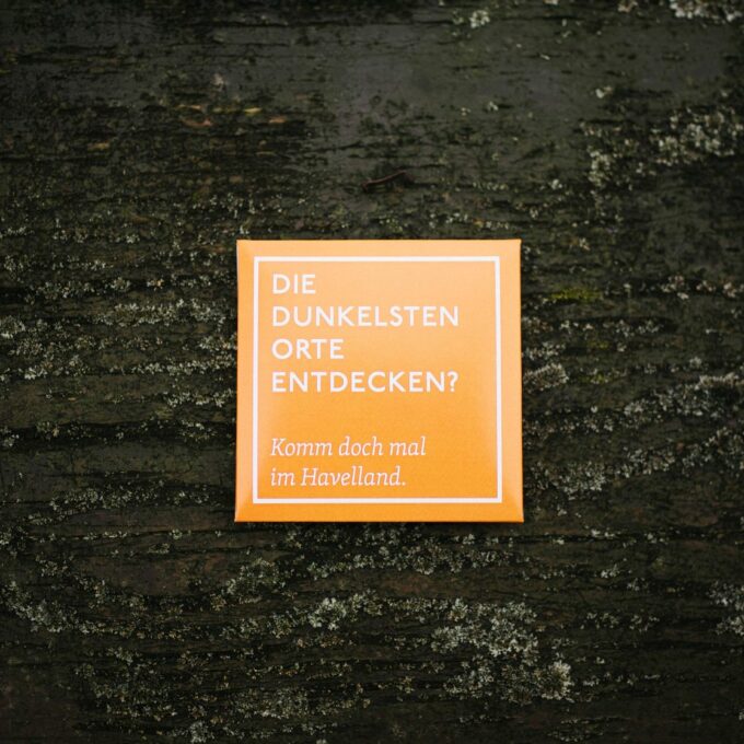 Havelland Kondom in orangener Verpackung mit Aufdruck: Die dunkelsten Orte entdecken? Komm doch mal im Havelland.
