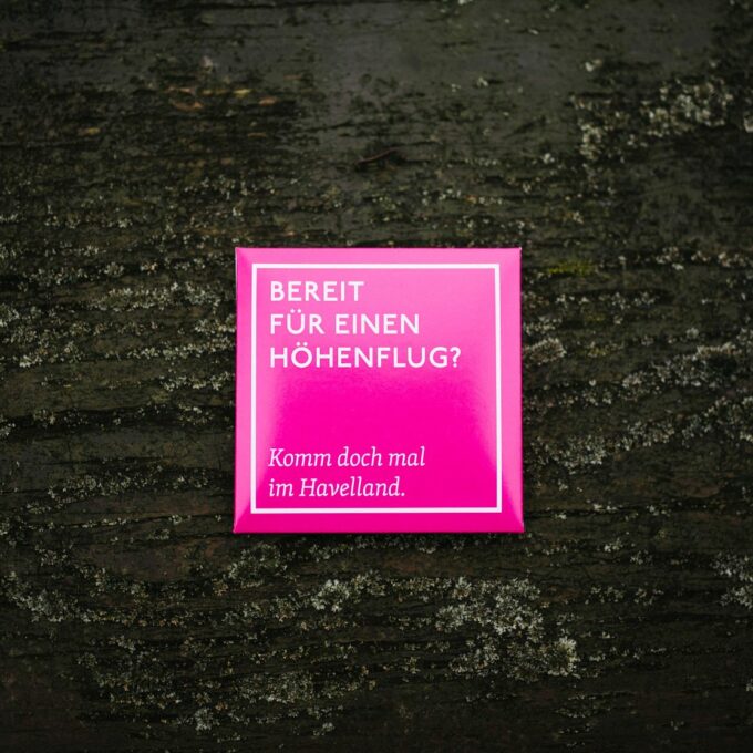 Havelland Kondom in pinker Verpackung mit Aufdruck: Bereit für einen Höhenflug? Komm doch mal im Havelland.